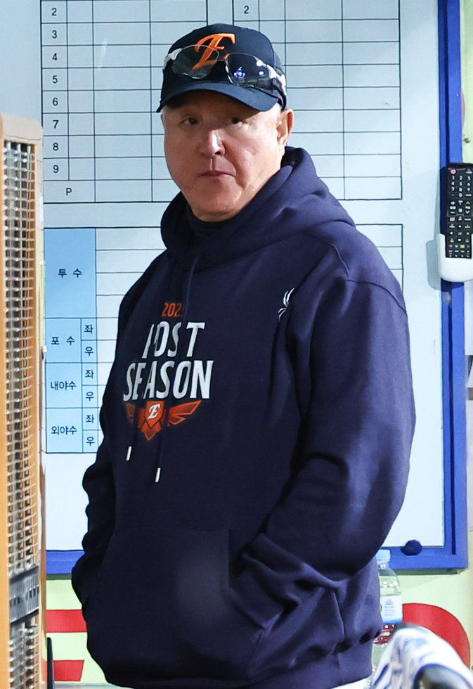 한화 김경문 감독이 21일 대구삼성라이온즈파크에서 열린 ‘2025 신한 SOL 뱅크 KBO PS’ 삼성과 PO 3차전을 앞두고 덕아웃에서 선수들의 훈련을 지켜보고 있다. 대구｜뉴시스