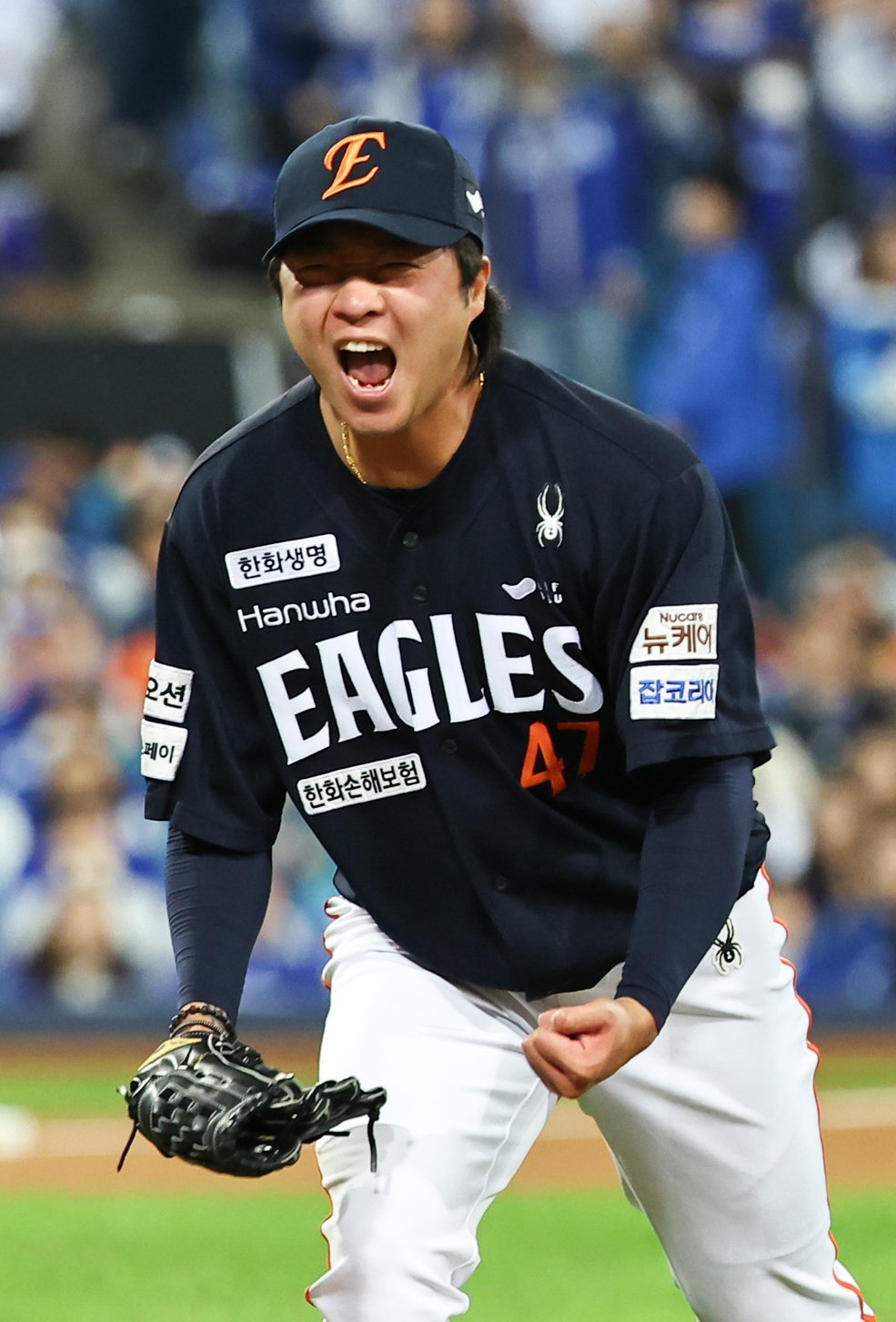 한화 김범수는 올 시즌 PO 1, 3차전에 등판해 모두 무실점 투구를 하며 1세이브1홀드를 챙겼다. 정규시즌에도 팀의 허리를 든든히 지킨 그의 반전 비결은 커브의 구사율을 늘린 것이다. 양상문 한화 투수코치도 “커브를 많이 던지면서 자신감이 커졌다”고 말했다. 21일 PO 3차전서 환호하는 김범수. 뉴시스