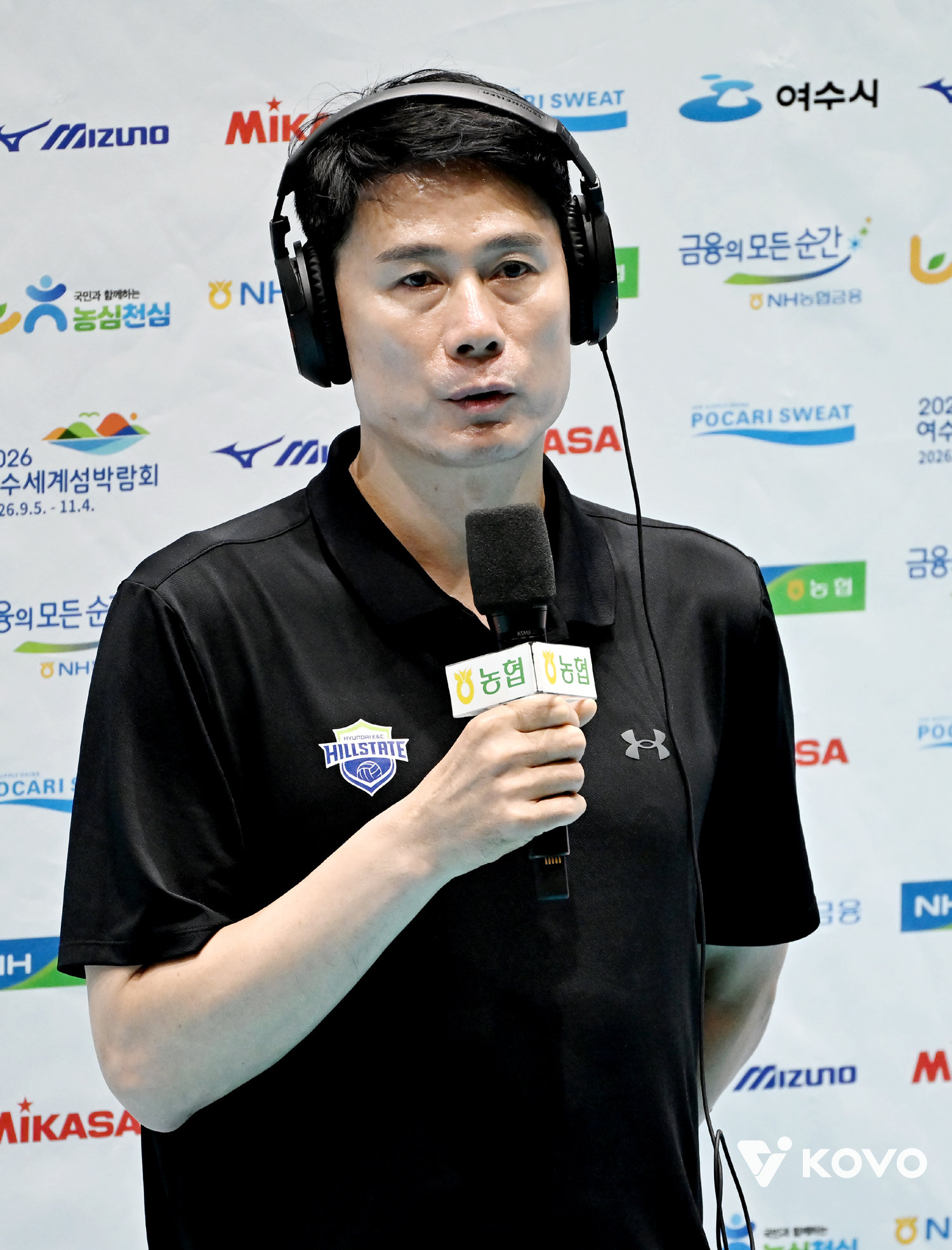 강성형 현대건설 감독은 22일 인천삼산월드체육관에서 열릴 흥국생명과 V리그 여자부 시즌 개막전을 앞두고 긴장감을 드러내면서도 호락호락 물러서지 않겠다는 의지를 분명히 했다. 사진제공|KOVO