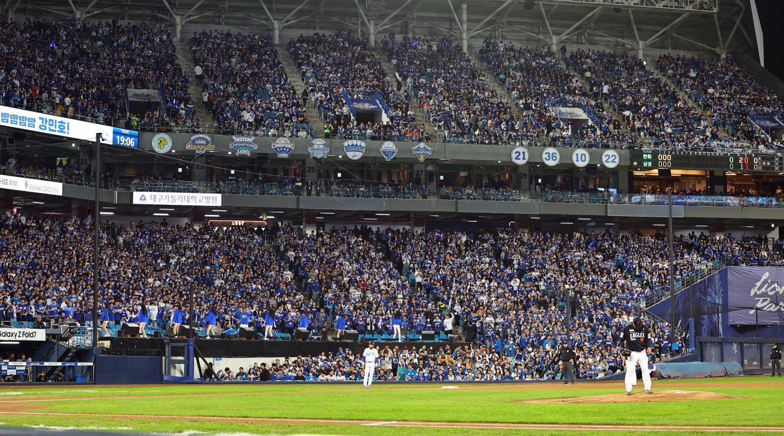 22일 대구 한화-삼성의 PO 4차전 입장권 2만3680장이 모두 매진됐다. 2023년 LG-KT의 KS 1차전부터 31연속경기 매진 행진이 이어졌다. PO 3차전이 열린 21일 대구삼성라이온즈파크에 가득 들어찬 팬들. 뉴시스