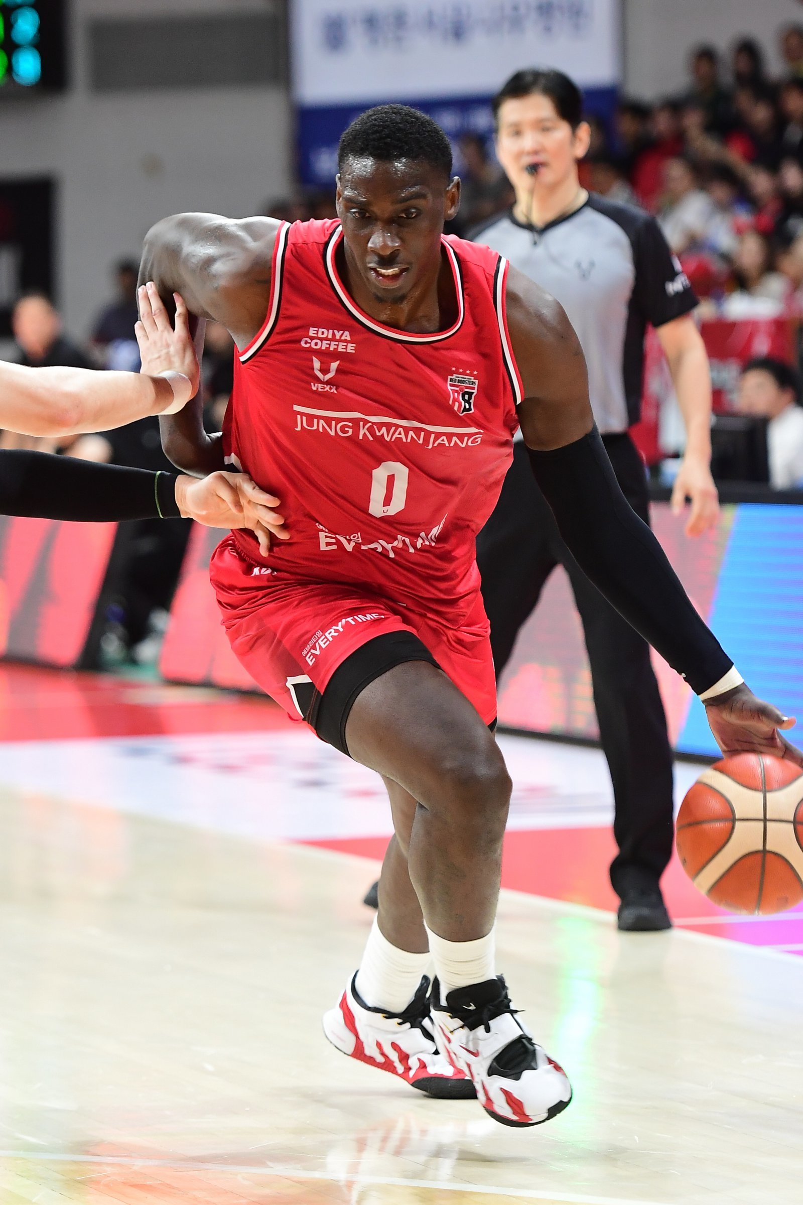 정관장 조니 오브라이언트는 22일 부산 KCC와 홈경기서 18점, 4리바운드로 활약하며 리그 1위 등극에 힘을 보탰다. 사진제공｜KBL