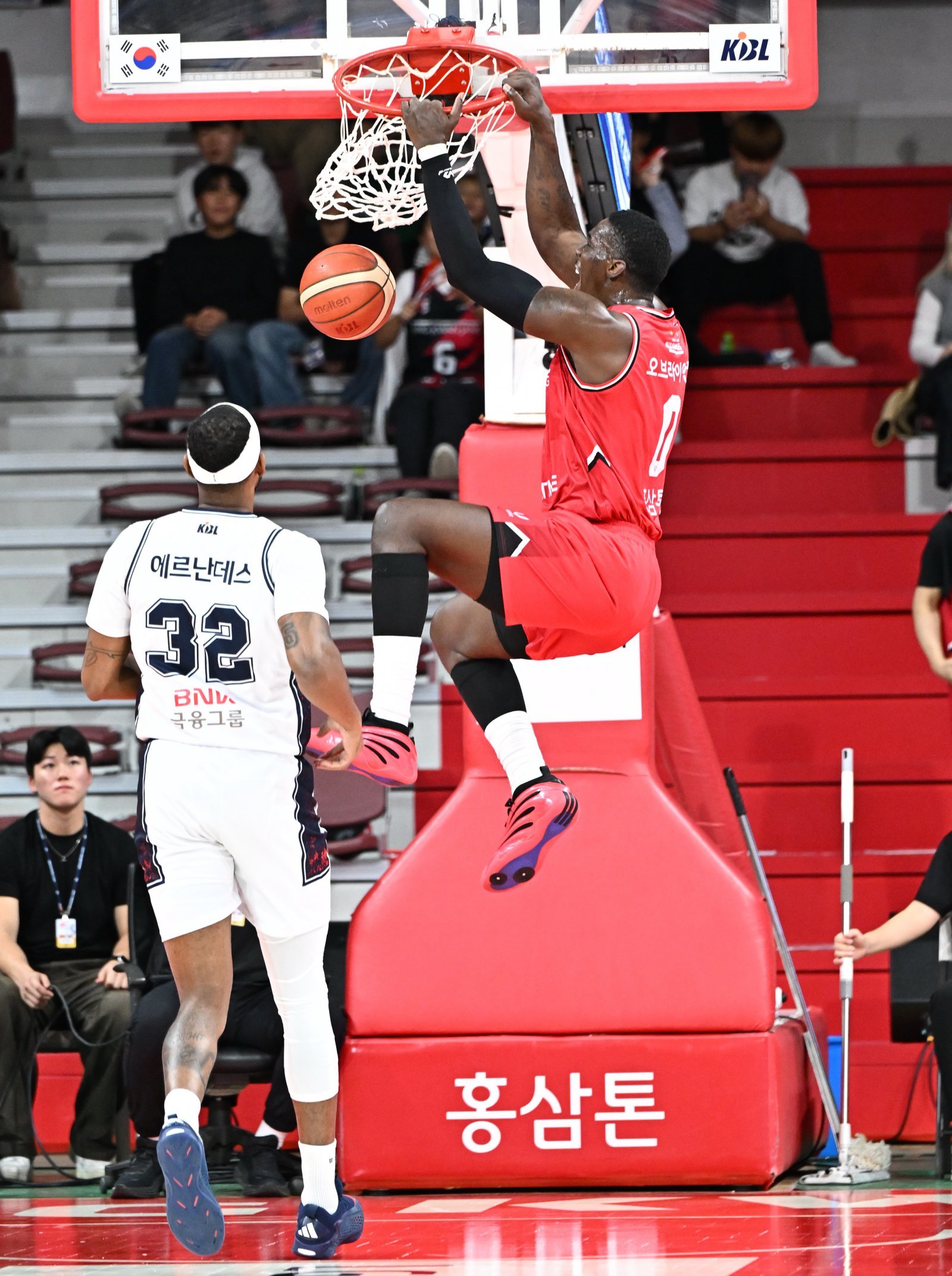 정관장 조니 오브라이언트(0번)는 22일 부산 KCC와 홈경기서 18점, 4리바운드로 활약하며 리그 1위 등극에 힘을 보탰다. 사진제공｜KBL