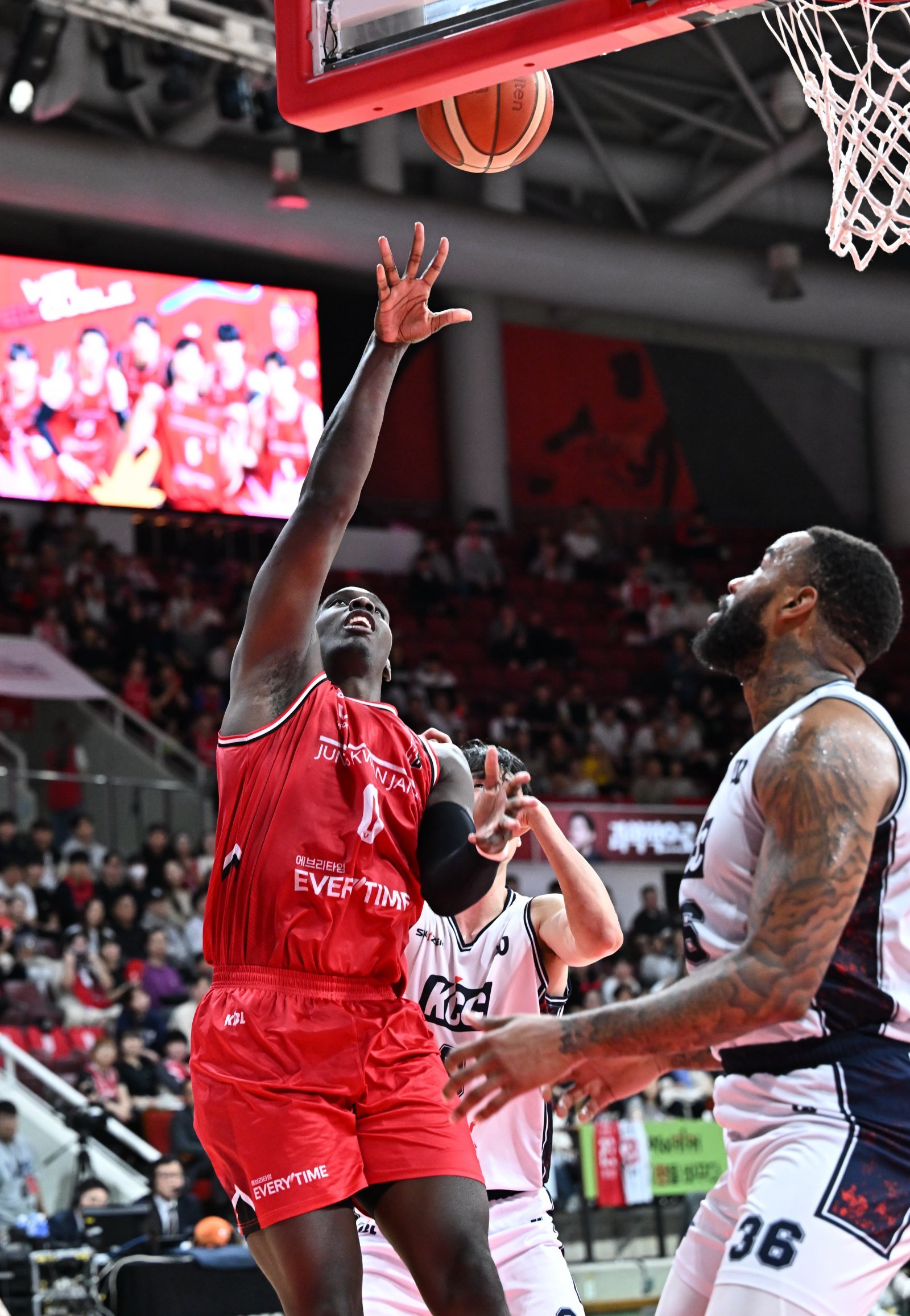 정관장 조니 오브라이언트(왼쪽 첫 번째)는 22일 부산 KCC와 홈경기서 18점, 4리바운드로 활약하며 리그 1위 등극에 힘을 보탰다. 사진제공｜KBL