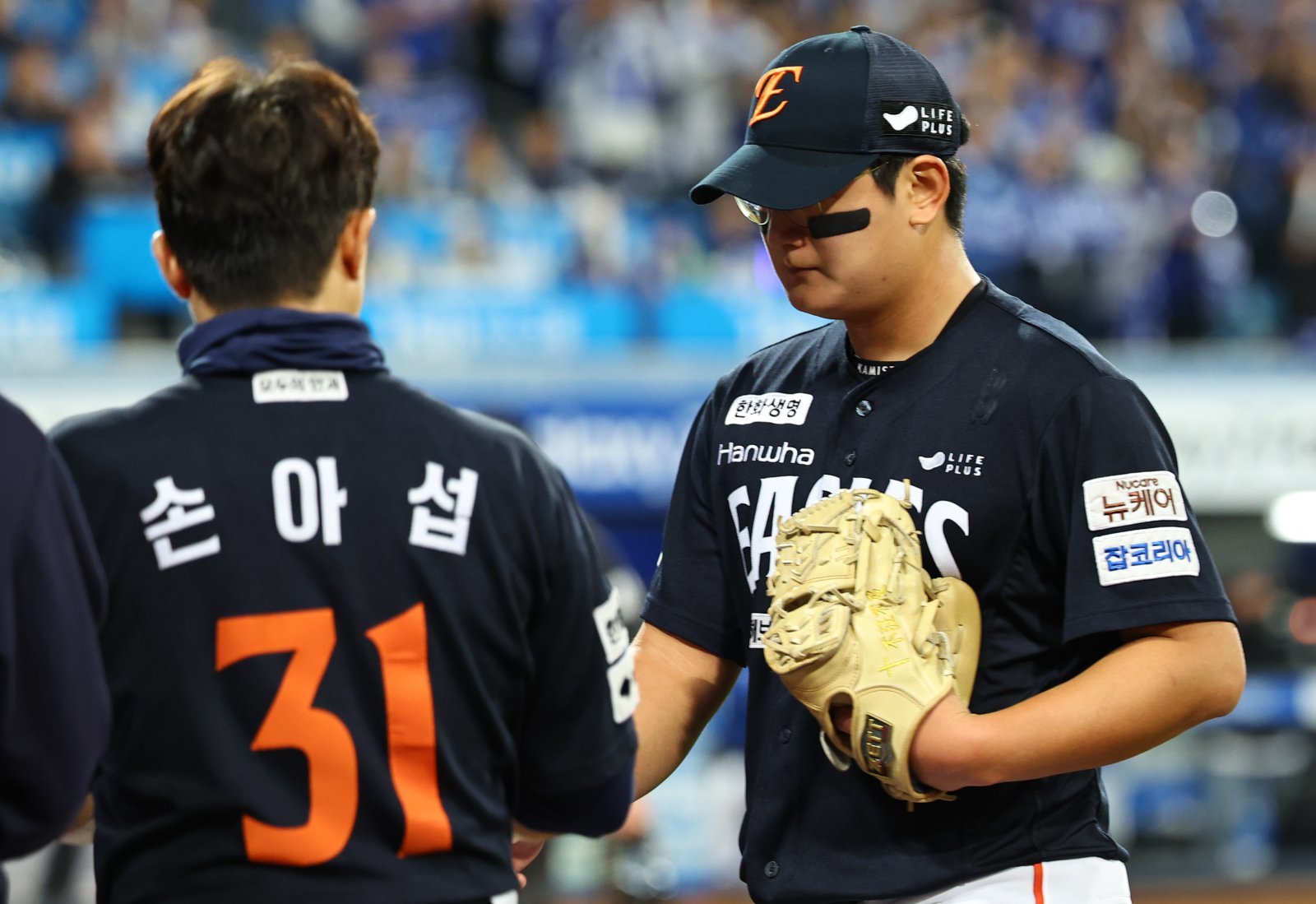 한화 김서현이 22일 대구삼성라이온즈파크에서 열린 ‘2025 신한 SOL 뱅크 KBO PS’ 삼성과 PO 4차전 6회말에 등판해 위기를 막지 못하고 교체되며 덕아웃으로 들어가는 모습. 대구|뉴시스