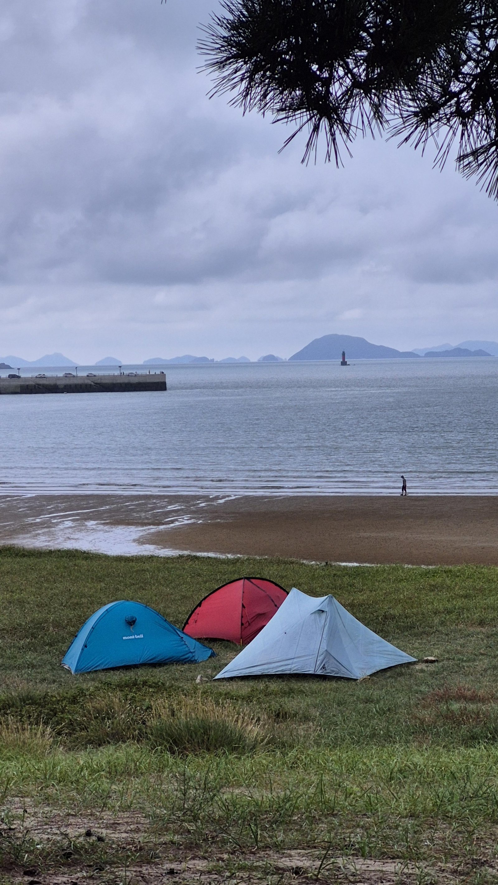 덕적도는 백패커들이 꼽는 국내 성지 중의 하나다. 세면대, 화장실 등 무료로 사용할 수 있는 시설도 잘 갖춰져 있다.      덕적도 ｜ 양형모 기자