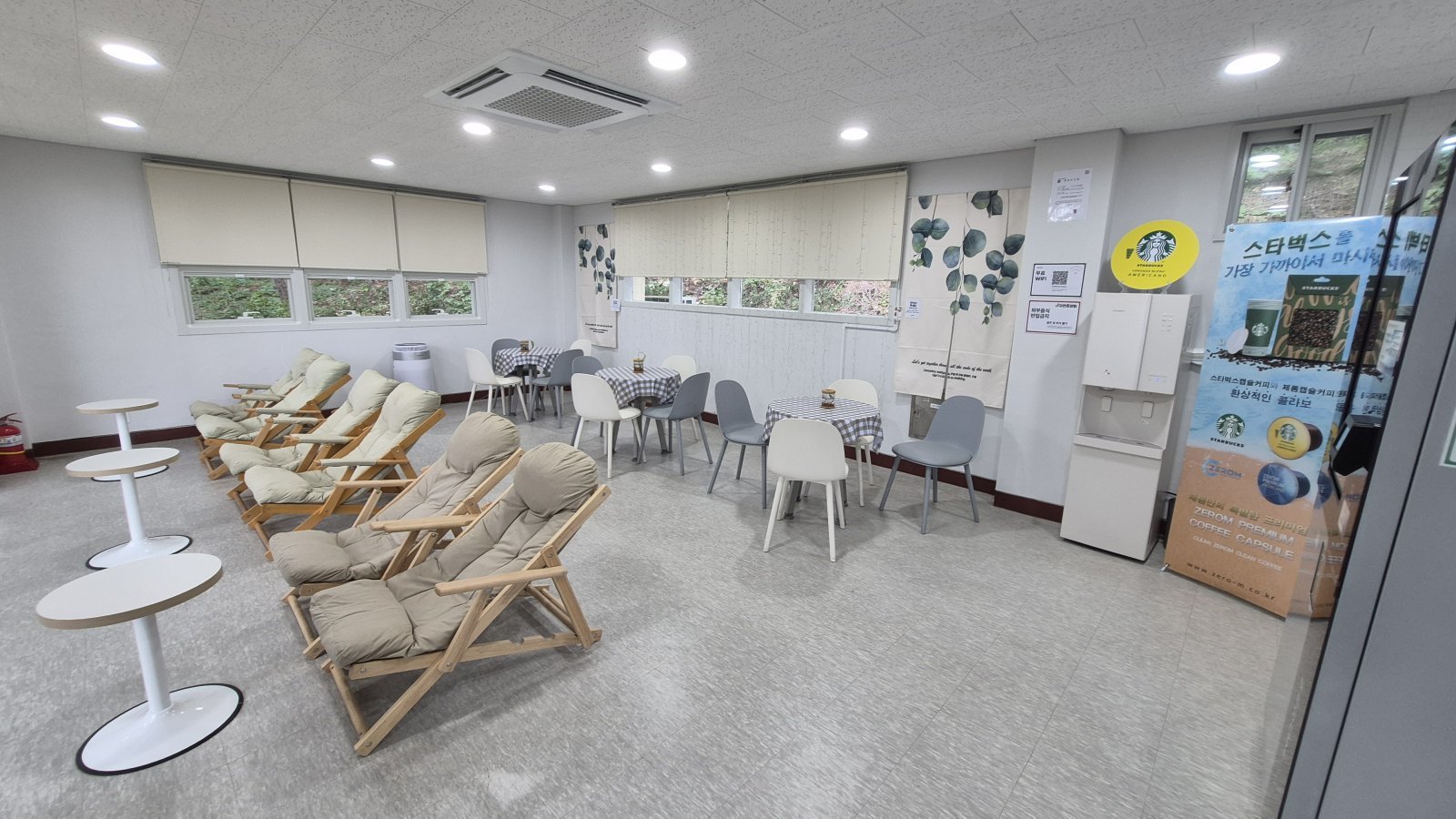 덕적도 자연휴양림의 무인 카페테리아 내부