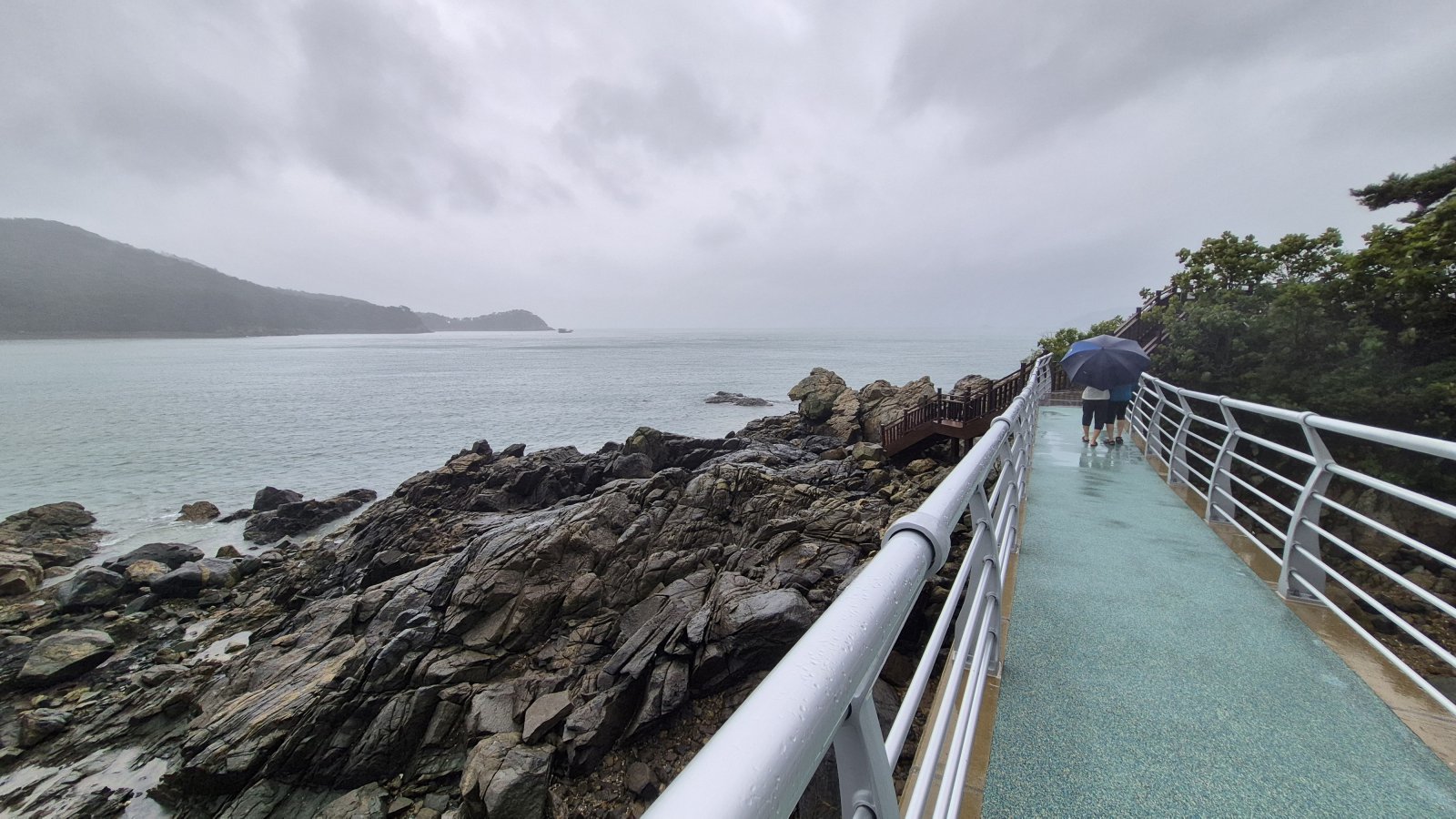 진리항의 해변 탐방로. 배 타기 전에 산책하며 시간을 보내기에 좋다