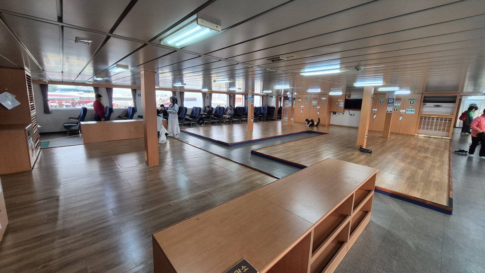 덕적도행 코리아익스프레스 카페리호의 실내. 창가 쪽은 좌석, 중앙은 누울 수 있는 구조다