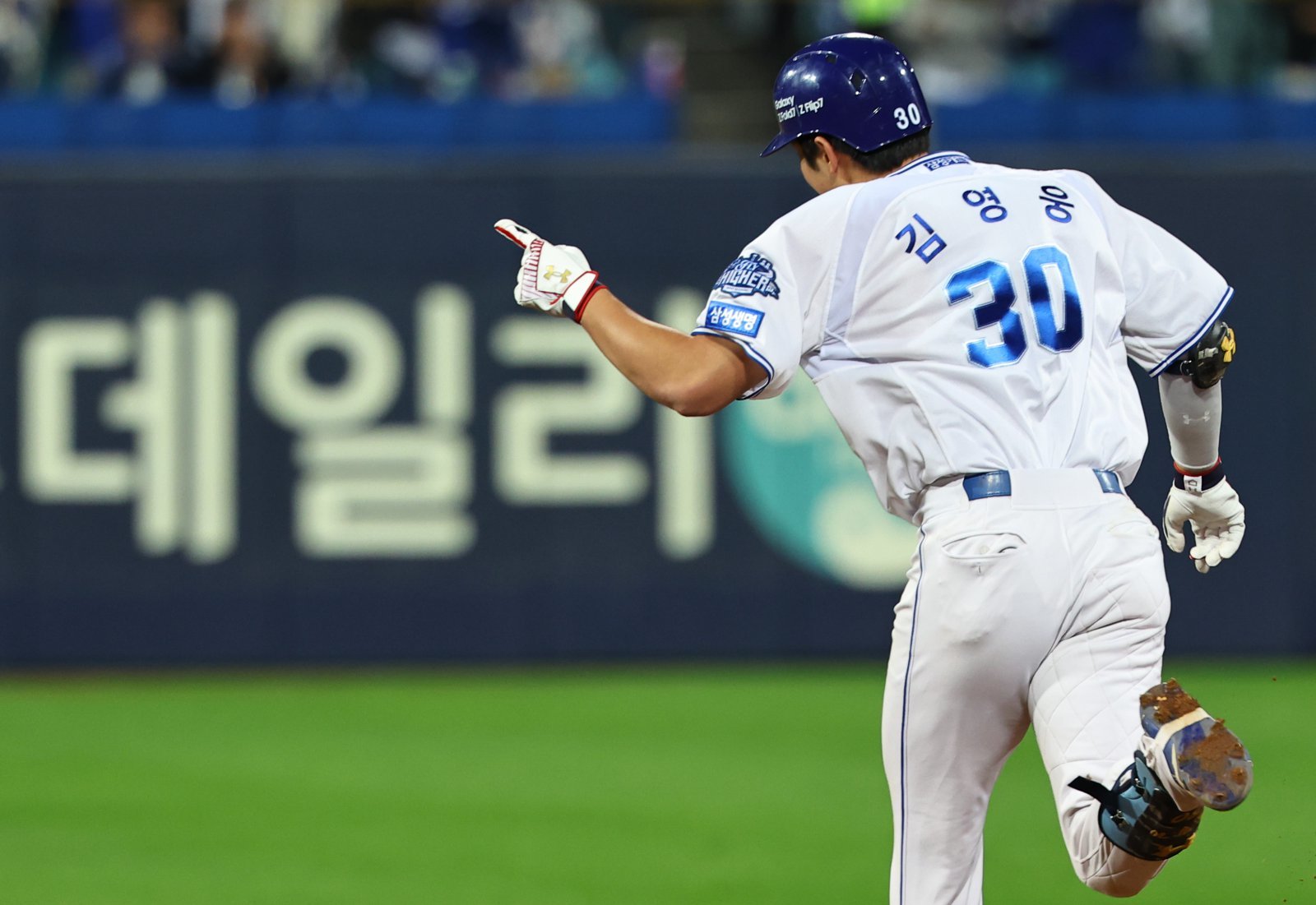삼성 김영웅이 22일 대구삼성라이온즈파크에서 열린 한화와 ‘2025 신한 SOL 뱅크 KBO PS’ PO 4차전서 4타수 3안타 2홈런 6타점의 맹타를 휘두르며 팀의 7-4 승리를 이끌었다. 7회말 역전 홈런을 쳐낸 뒤 그라운드를 돌고 있는 김영웅. 대구|뉴시스