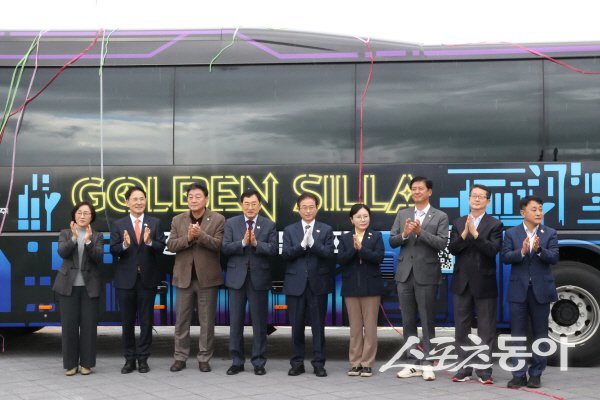 경북도와 경주시가 ‘Golden Silla–XR(확장현실) 모빌리티버스’ 오픈 세리머니 및 시승식을 개최하고 있다. 사진제공 ㅣ 경북도