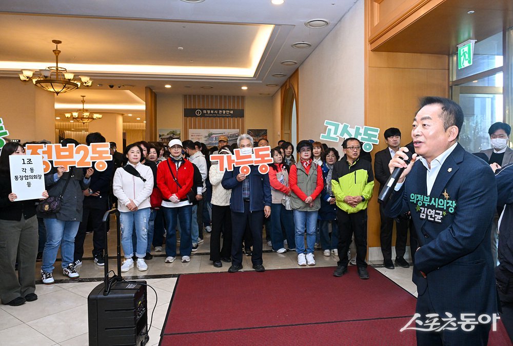 김연균 의장(오른쪽)이 22일 아일랜드 캐슬에서 열린 ‘2025년 통장 소통·어울림 화합 한마당’행사에서 인사말을 하고 있다. 사진제공ㅣ의정부시의회