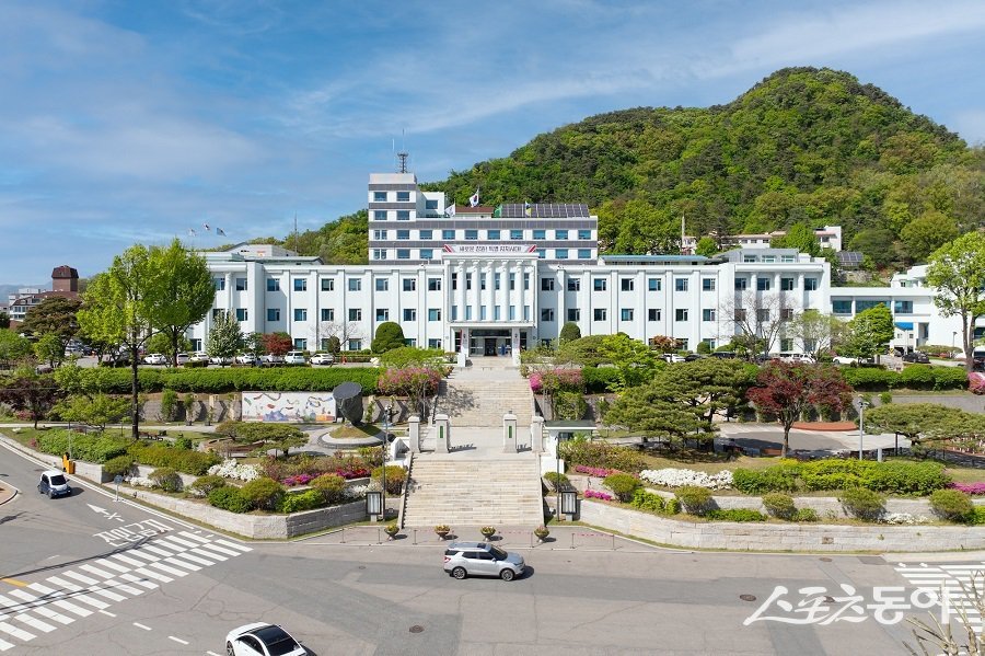 강원특별자치도(도지사 김진태)는 지난 22일 급변하는 글로벌 무역환경 속에서 수출시장 다변화와 신성장동력 확보를 위해 정보통신기술(ICT) 산업을 차세대 전략 수출품목으로 선정하고, 도내 기업의 해외시장 진출을 적극 지원한다(강원도청 전경). 사진제공｜강원도