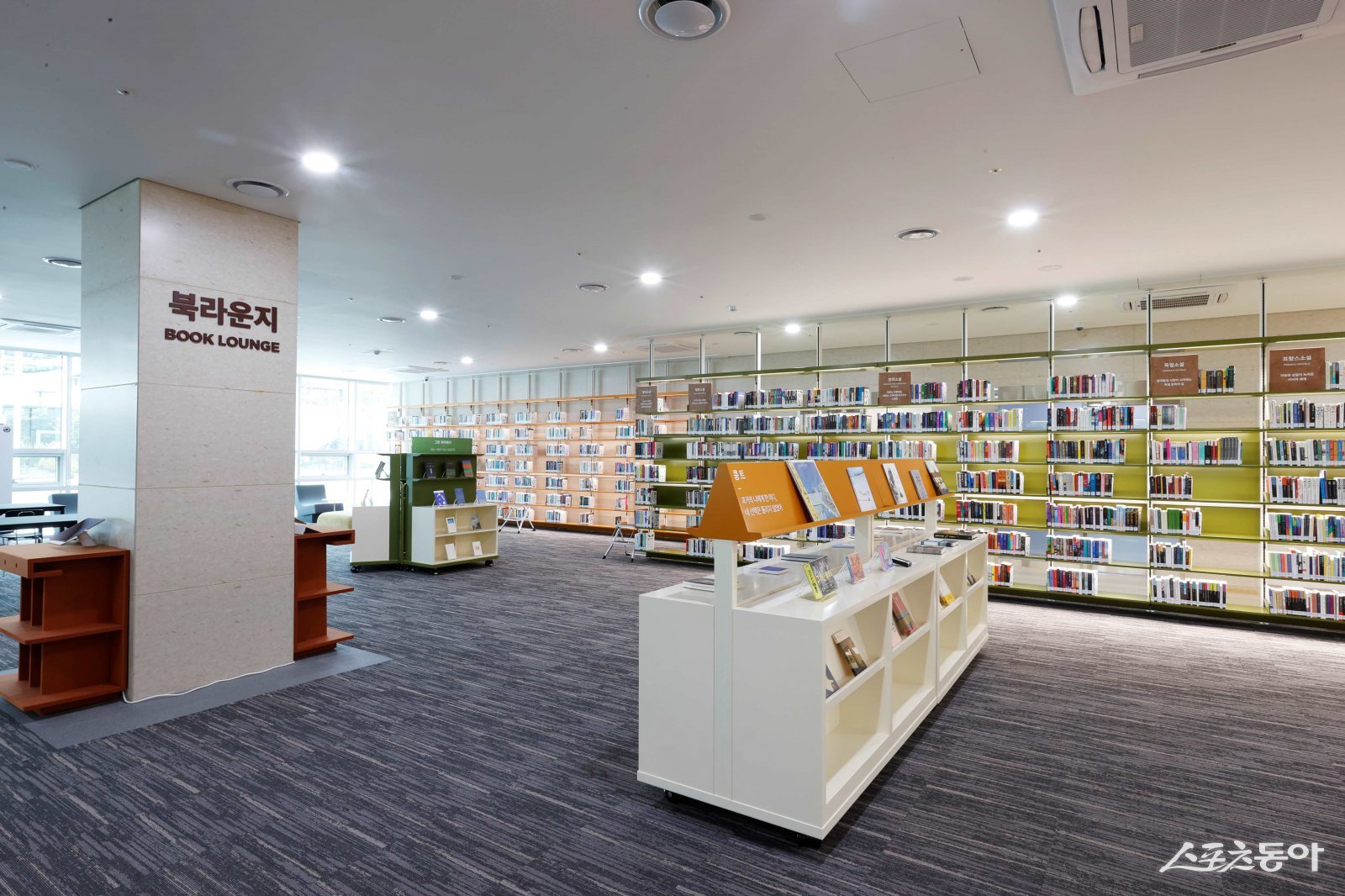 ‘세상에 없던 도서관’이라는 수식어로 주목받은 경기도서관이 9년여 준비 끝에 25일 문을 개방한다(1층 북라운지). 사진제공|경기도