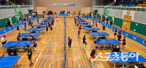 제2회 포항나윤이네 버터플라이배 탁구대회에서 참가자들이 경합하고 있는 모습. 사진제공ㅣ이경인탁구교실