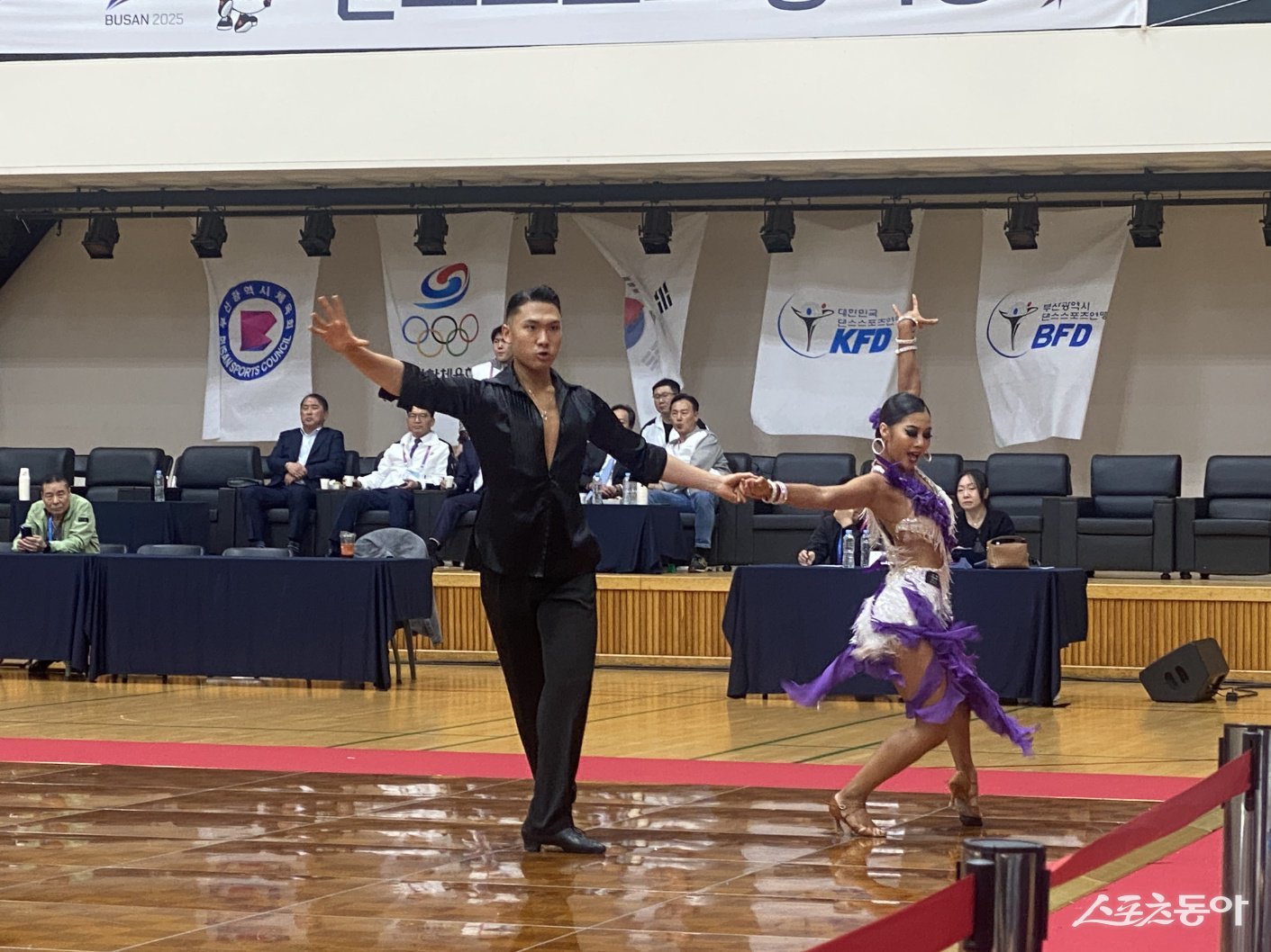 전라남도교육청 학생선수단이 제106회 전국체육대회에서 댄스스포츠 경기를 하고 있다. 사진제공=전남도교육청