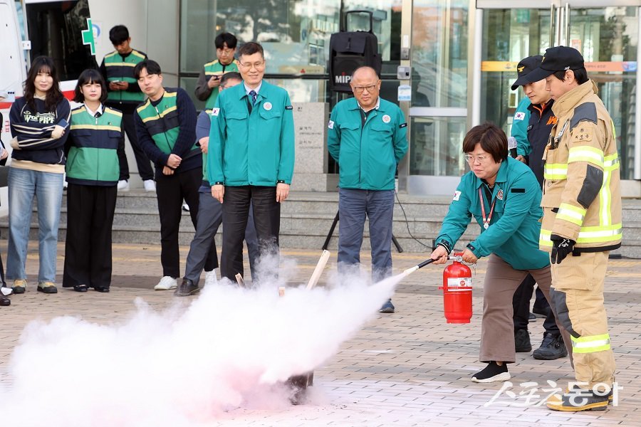 옹진군, 전 직원을 대상으로 청사 소방훈련를 진행했다. 사진제공|옹진군청