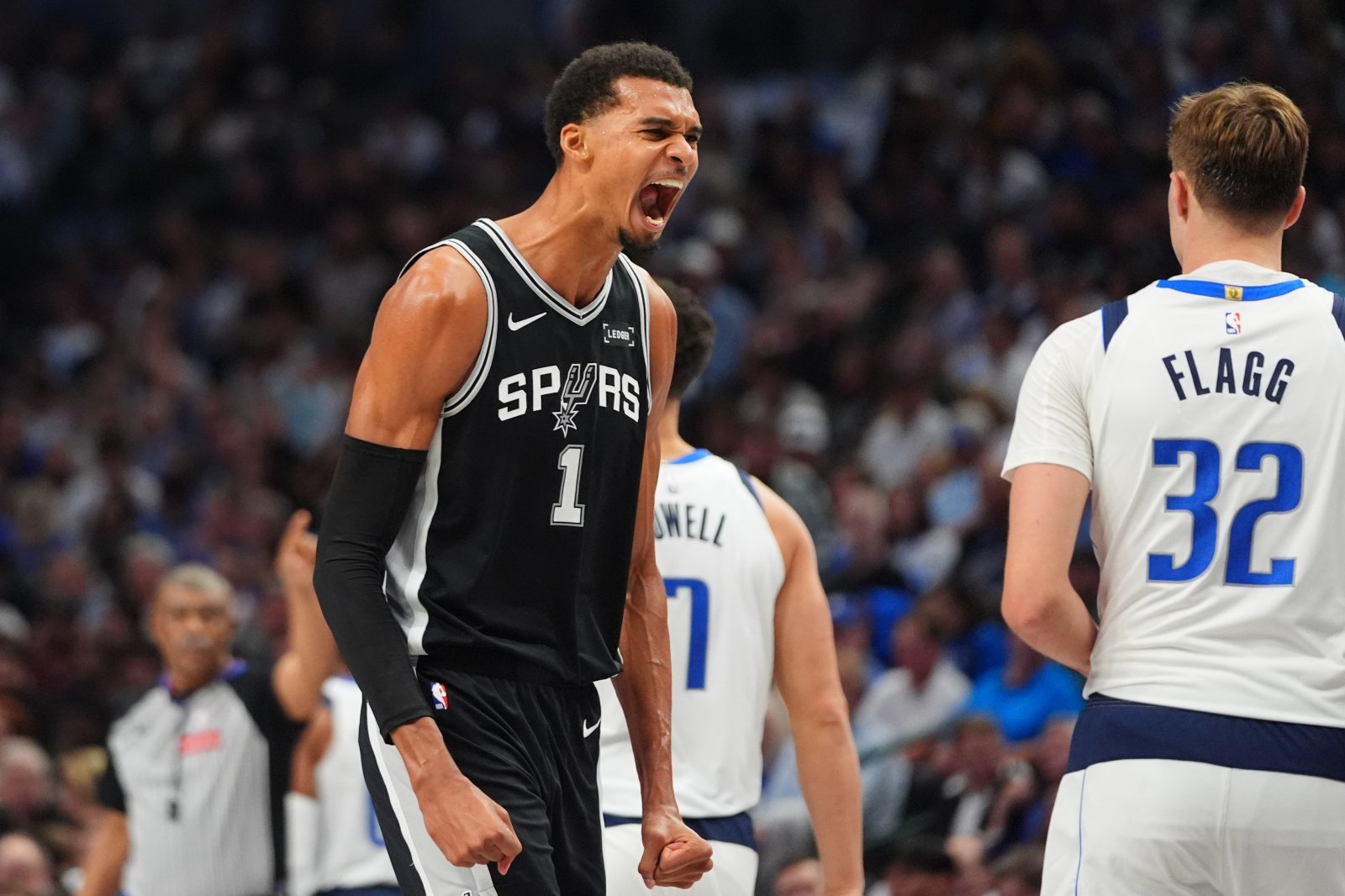 “어서와! NBA는 처음이지” 2025년 1순위 쿠퍼 플래그 홈 데뷔전을 망친 2023년 1순위 웸반야마 40점·15R·3BS로 코트 지배