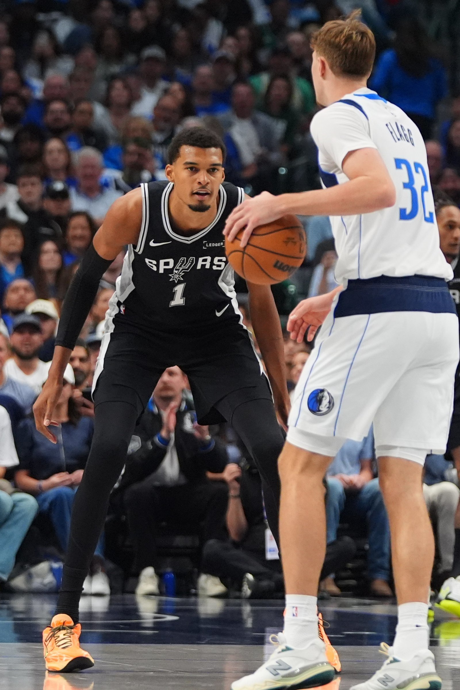 샌안토니오 빅토르 웸반야마(왼쪽)가 23일(한국시간) 아메리칸 에어라인스 센터에서 열린 댈러스와 원정경기서 쿠퍼 플래그의 공격을 막을 준비를 하고 있다. 댈러스(미 텍사스주)｜AP뉴시스