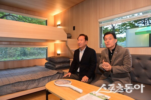 박현국 봉화군수와 이재준 수원특례시장이 캠핑장 시설을 둘러보고 있다. 사진제공 ㅣ 봉화군