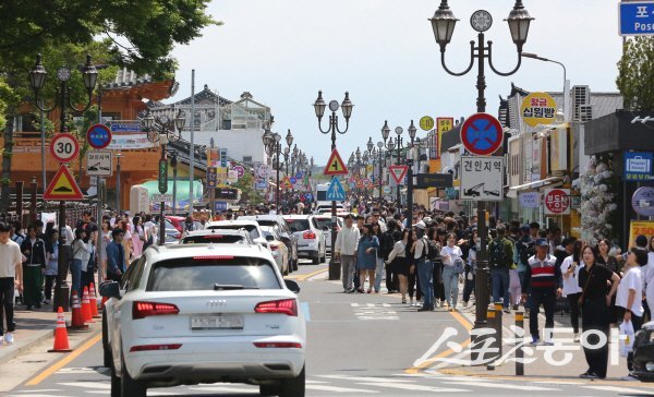 경북 경주의 대표적 글로벌 관광거리로 부각된 황리단길 모습. 사진제공 ㅣ 경주시