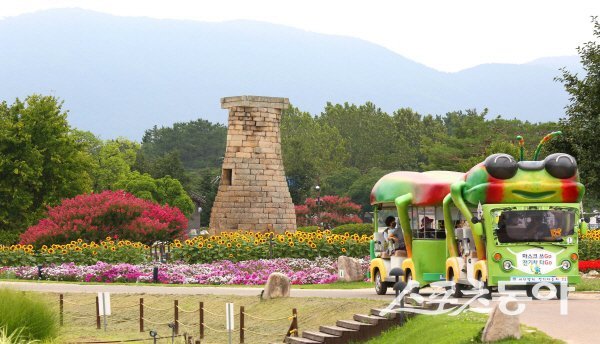 신라 천년의 숨결이 살아있는 첨성대 일원에서 관광객들이 꽃 정원을 즐기고 있다. 사진제공 ㅣ 경주시