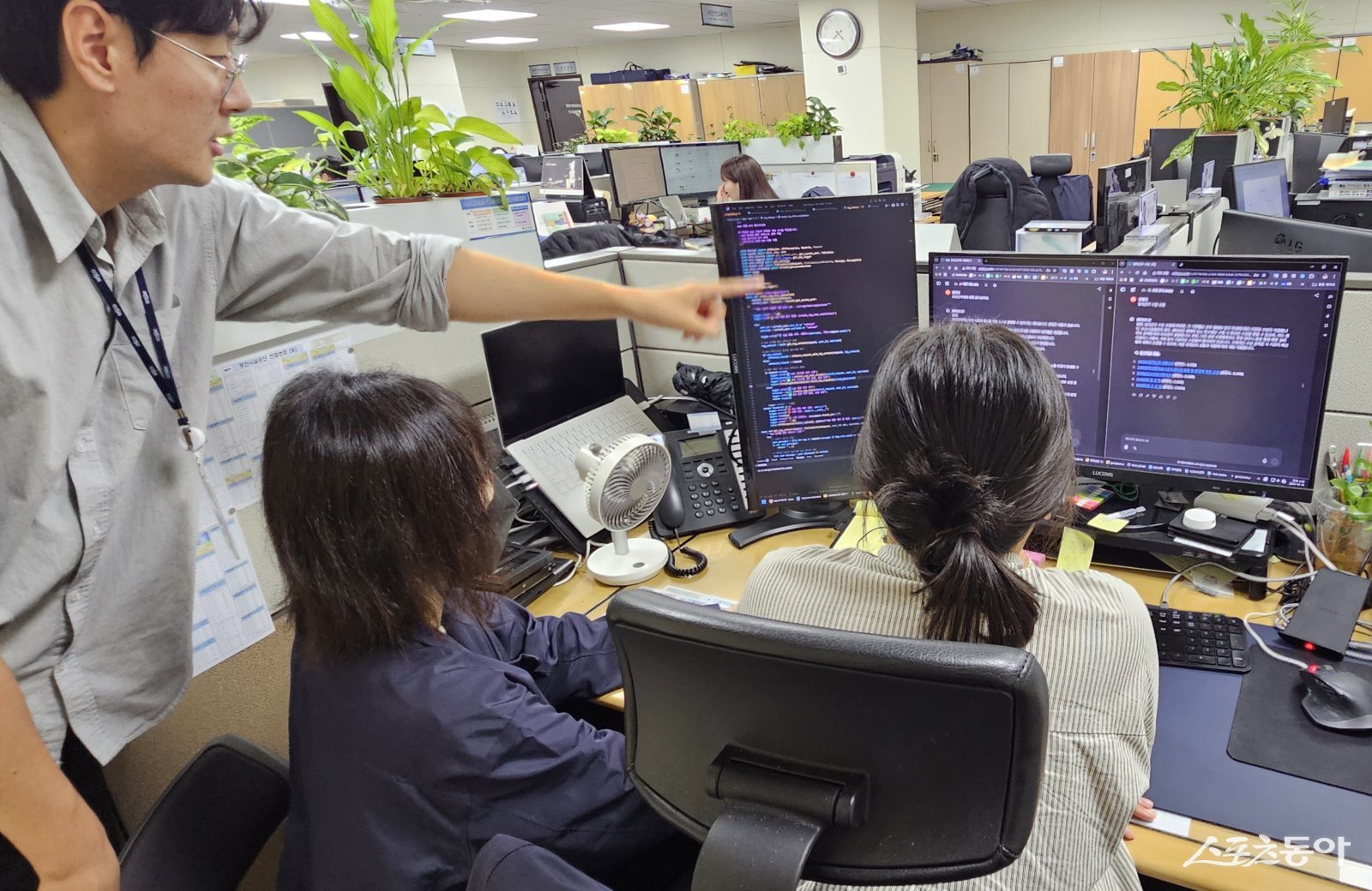 부산시설공단 직원들이 프로그램을 개발하는 장면