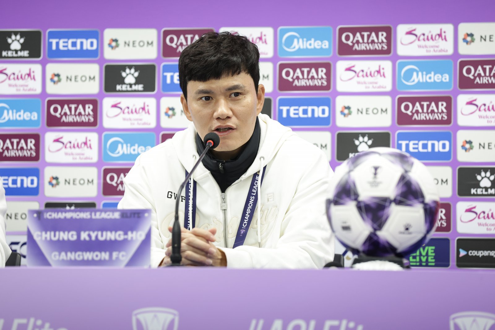 강원 정경호 감독이 22일 춘천송암스포츠타운에서 열린 비셀 고베와 2025~2026시즌 ACLE 동아시아권역 리그스테이지 3차전을 4-3으로 이긴 뒤 기자회견에서 취재진의 질문에 답하고 있다. 사진제공|한국프로축구연맹