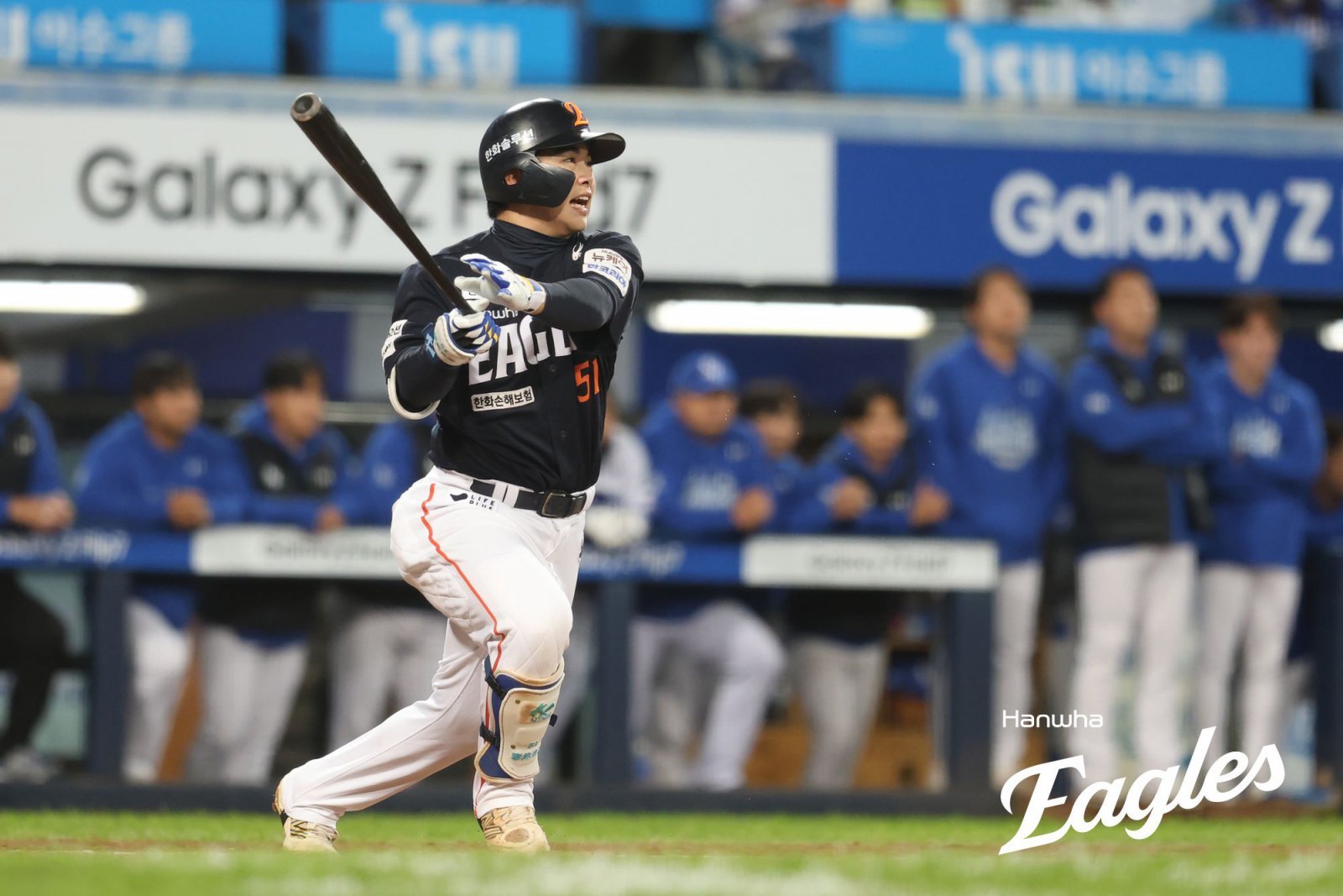 한화 문현빈이 22일 대구삼성라이온즈파크에서 열린 ‘2025 신한 SOL 뱅크 KBO PS’ 삼성과 PO 4차전 5회초 2사 2·3루 상황에서 3점홈런을 때린 뒤 타구를 바라보고 있다. 사진제공|한화 이글스