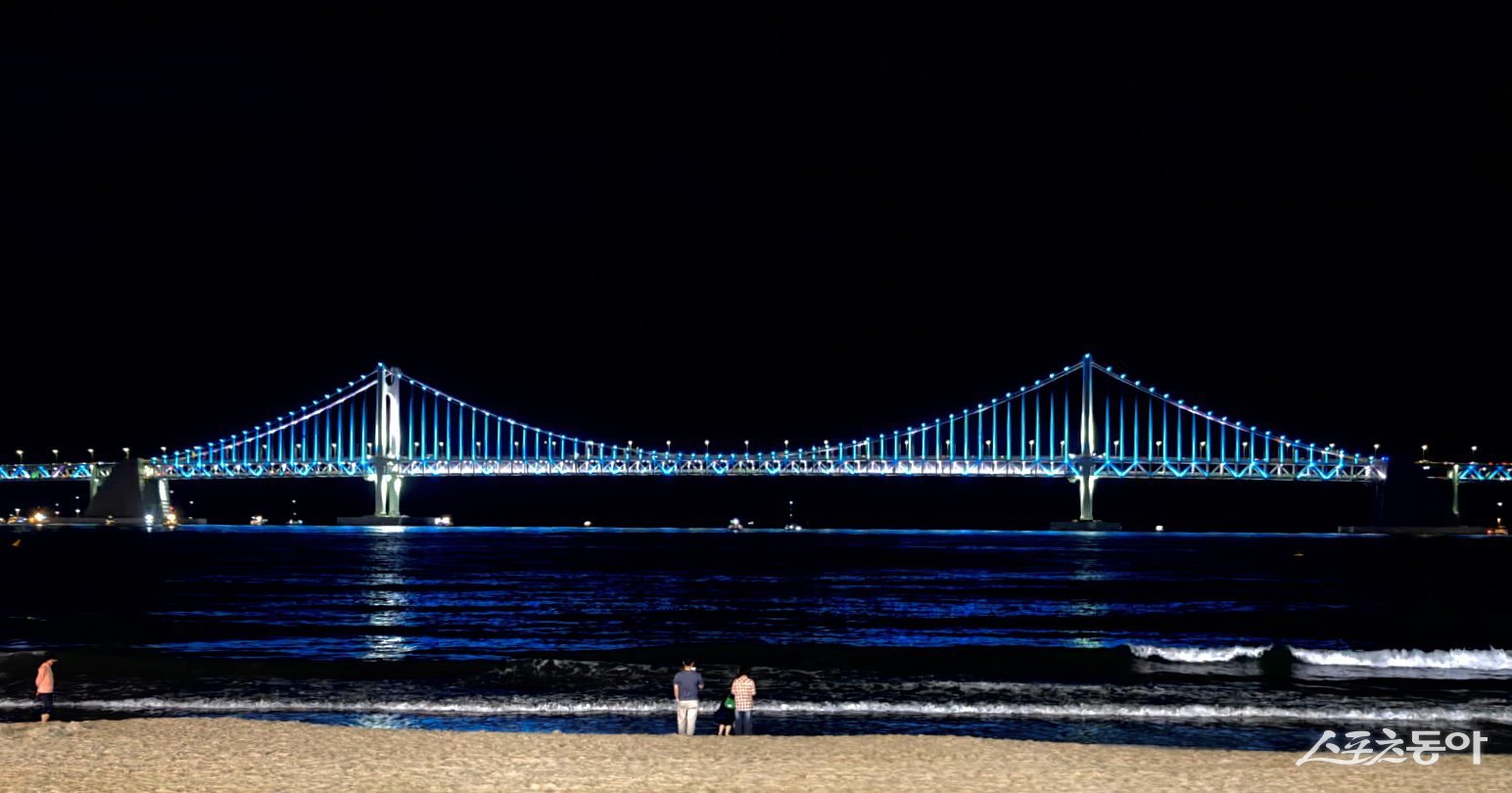 2024년 평화의 빛을 물든 광안대교 모습. (사진제공=부산시설공단)