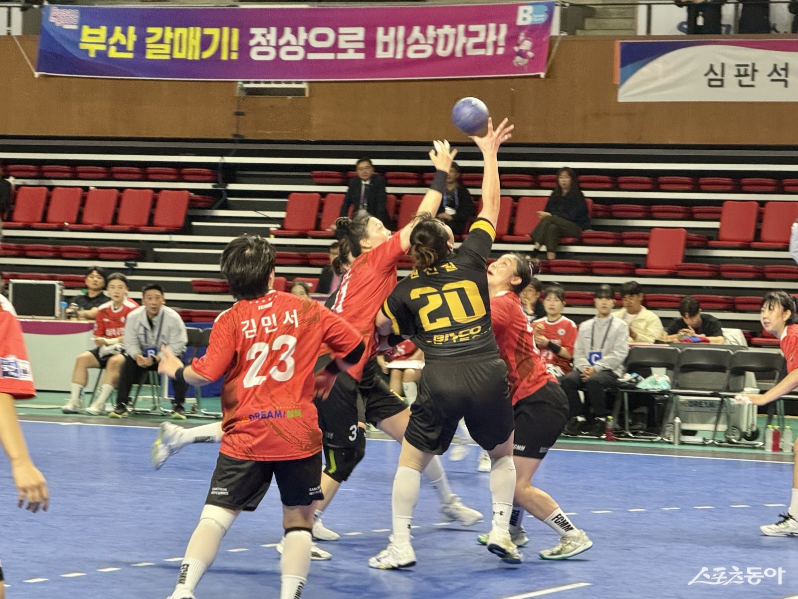 부산시설공단 여자핸드볼팀의 결승전 장면. (사진제공=부산시설공단)