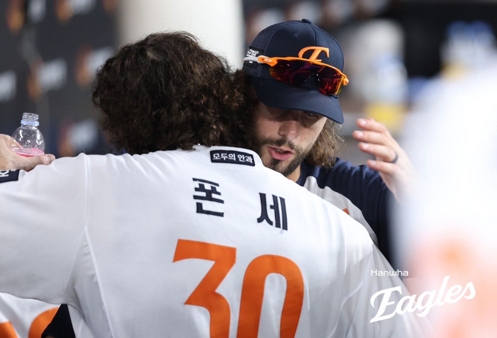 한화 원투펀치 코디 폰세(30번), 라이언 와이스는 PO 1, 2차전 부진을 털어내고 5차전 반등에 성공했다. 사진제공｜한화 이글스