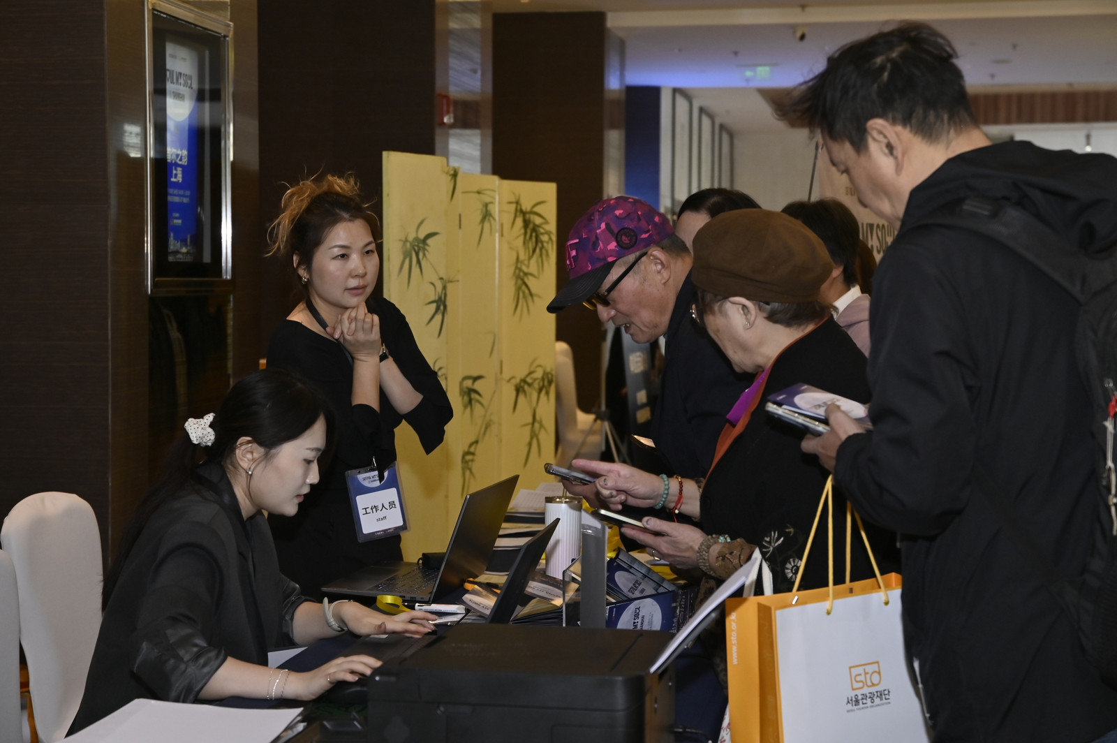 2025 상하이 서울관광설명회에 참가 등록하는 현지 바이어