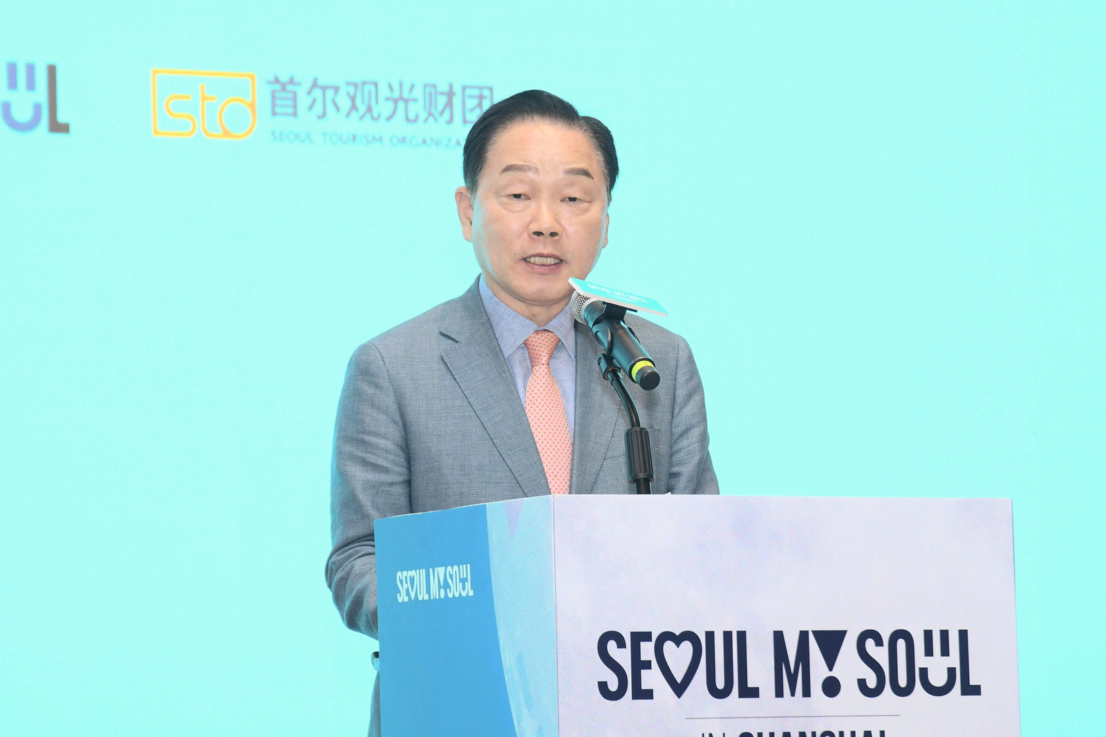 2025 상하이 서울관광설명회에서 환영사를 하는 길기연 대표이사