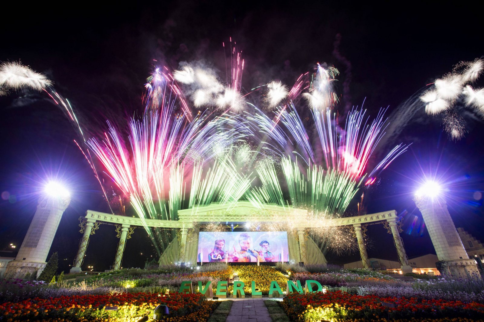에버랜드 포시즌스가든에서 펼쳐지는 ‘케이팝 데몬 헌터스 싱어롱 불꽃쇼’ 현장