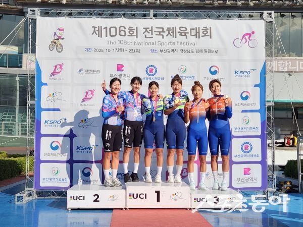 제106회 전국체육대회에서 상주시청 사이클팀이 우수한 성적을 거머쥔 후 기념촬영을 하고 있는 모습. 사진제공ㅣ상주시
