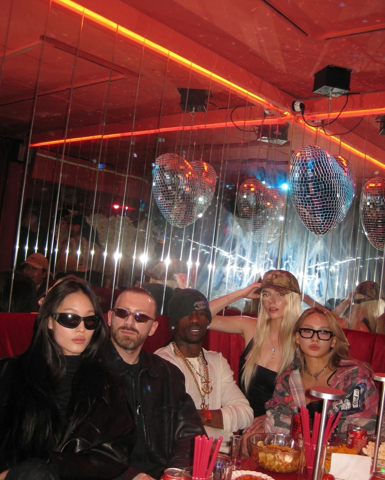 더블랙레이블의 혼성그룹 올데이 프로젝트 멤버 애니가 베트멍 크리에이티브 디렉터인 구람 바잘리아 SNS에서 최근 방한한 트래비스 스캇을 비롯해 케이팝 ‘로열패밀리’들과 함께 포착되며, 이들의 계보를 잇는 차세대 패셔니스타로 주목받고 있다. 사진 | 구람 바잘리아 인스타그램