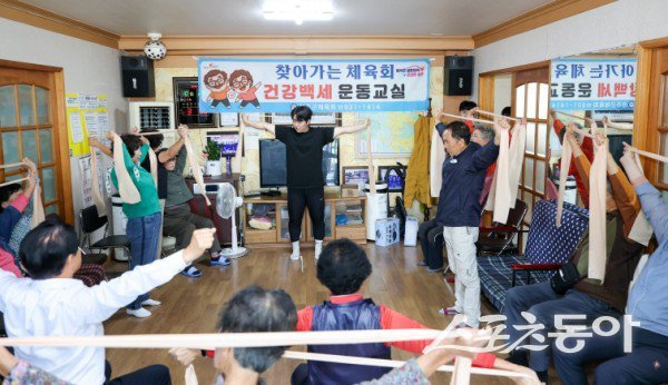 지난 23일 성주군체육회 직원들이 ‘찾아가는 체육회’를 진행하고 있는 모습. 사진제공ㅣ성주군