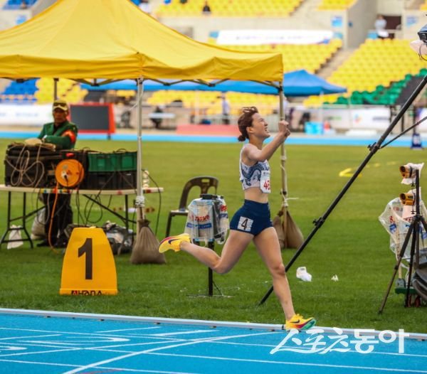 제106회 전국체전 육상 800m 우승후 환호하는 박해진 선수의 모습. 사진제공ㅣ포항시