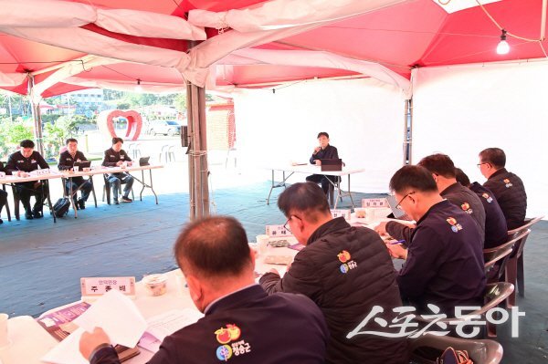 윤경희 청송군수가 제19회청송사과축제 현장에서 확대 간부회의를 주재하고 있다. 사진제공 ㅣ 청송군