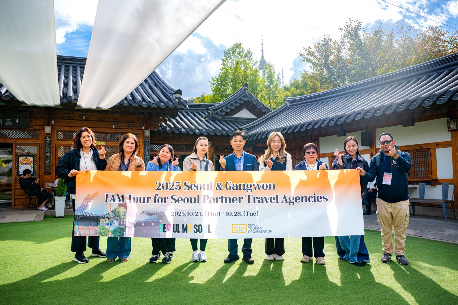 아시아 핵심여행사 관계자들이 팸투어의 일환으로 남산국악당을 방문하고 있다