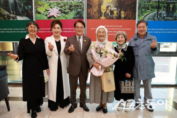 김하수 군수·이해인 수녀 시인과 내빈들이 여향문학제 들꽃시축제에서 기념 촬영하고 있다. 사진제공 ㅣ 청도군