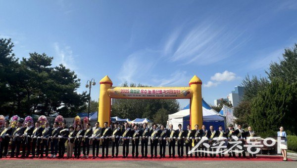 ‘2025 의성군 우수 농·특산품 대구시 직거래장터’ 가 개최돼 컷팅식을 하고 있는 모습. 사진제공ㅣ의성군