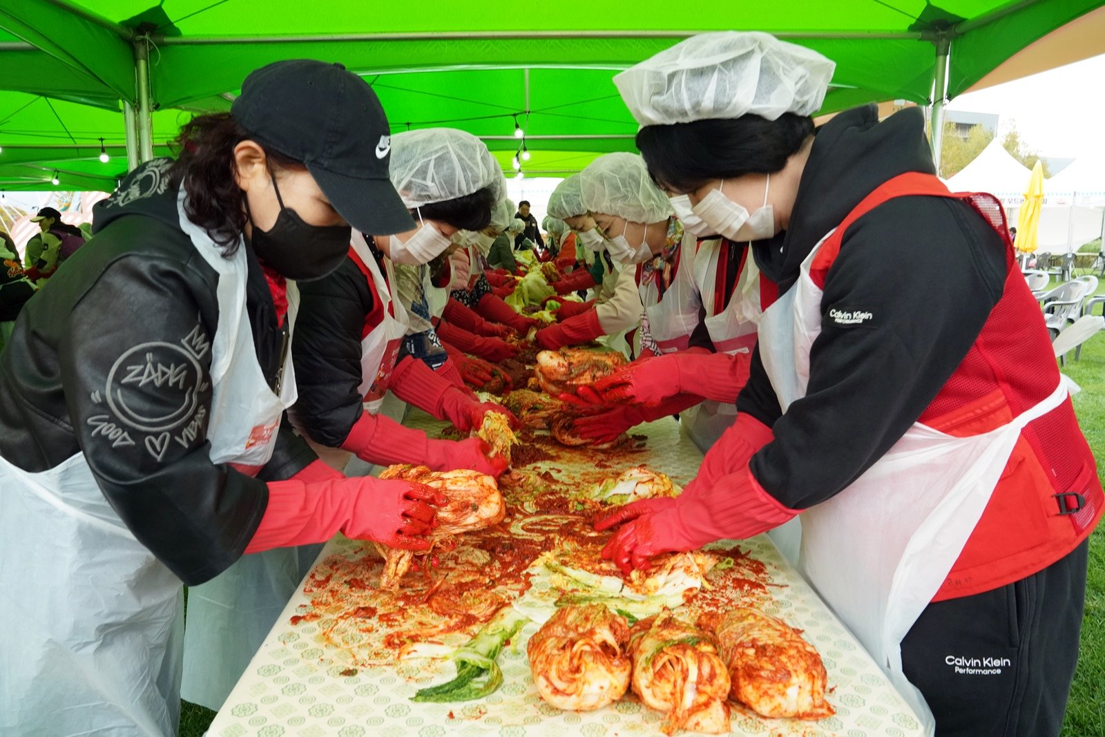 정태영삼 김장나눔 어울림 한마당에서 김장을 하고있는 봉사자들