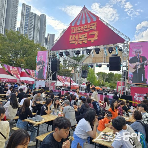 지난 24일부터 26일까지 사흘간 iM뱅크 파크에서 열린 대구 북구 떡볶이 페스티벌에서 떡볶이를 먹고 있는 시민들의 모습. 사진제공ㅣ대구 북구