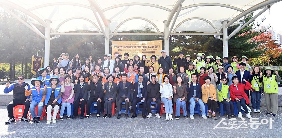 인천 부평구, 갈월샘텃밭 전통 벼 베기 체험행사를 진행했다. 사진제공|인천 부평구청