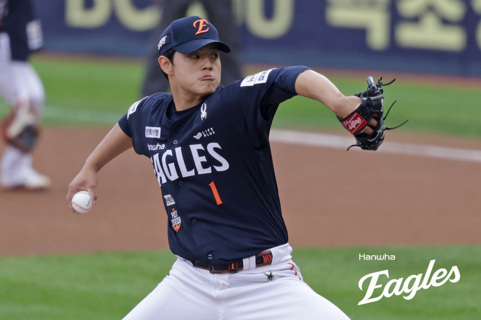 한화 문동주가 26일 잠실구장에서 열린 LG와 KS 1차전에 선발등판해 역투하고 있다. 한화는 문동주가 PO에서 맡던 스윙맨 역할이 고민이다. 사진제공|한화 이글스