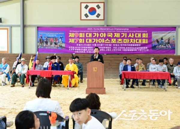 ‘제9회 대가야 국제기사 대회’ 및 ‘제7회 대가야 스포츠마차 대회’가 개최돼 이남철 고령군수가 인사말을 하고 있는 모습. 사진제공ㅣ고령군