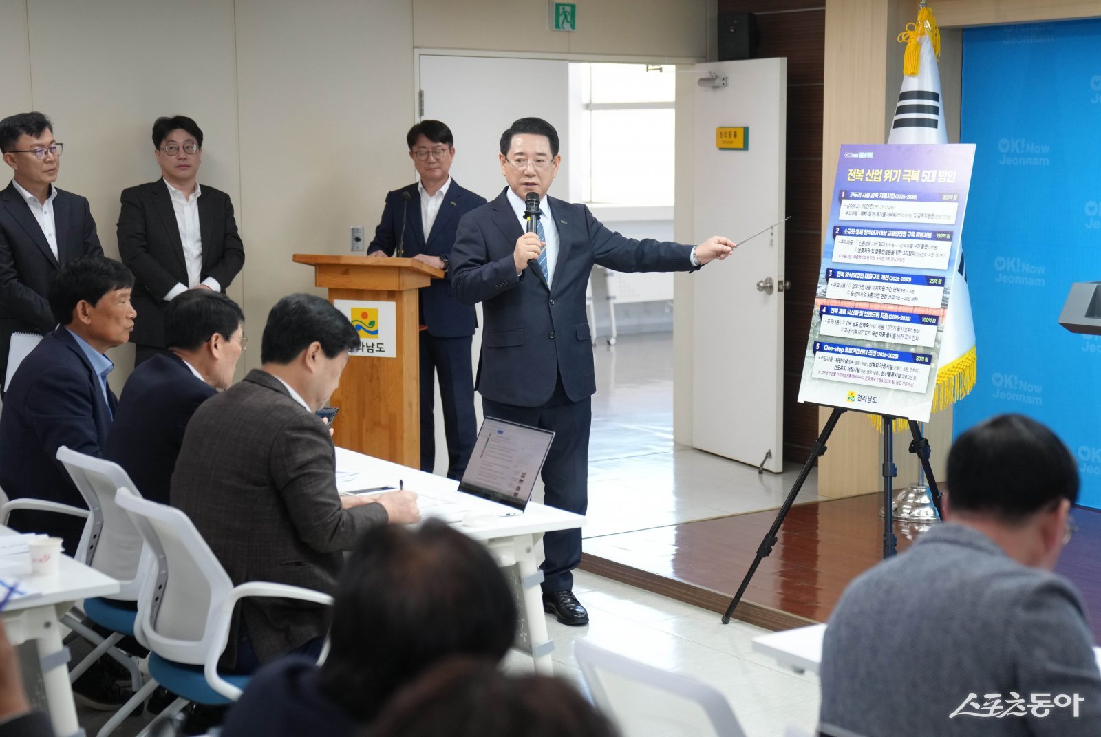 김영록 전남도지사가 27일 오전 도청 브리핑룸에서 금융지원, 유통혁신 등 전복 산업 위기 극복 5대 시책을 발표하고 있다. 사진제공=전남도