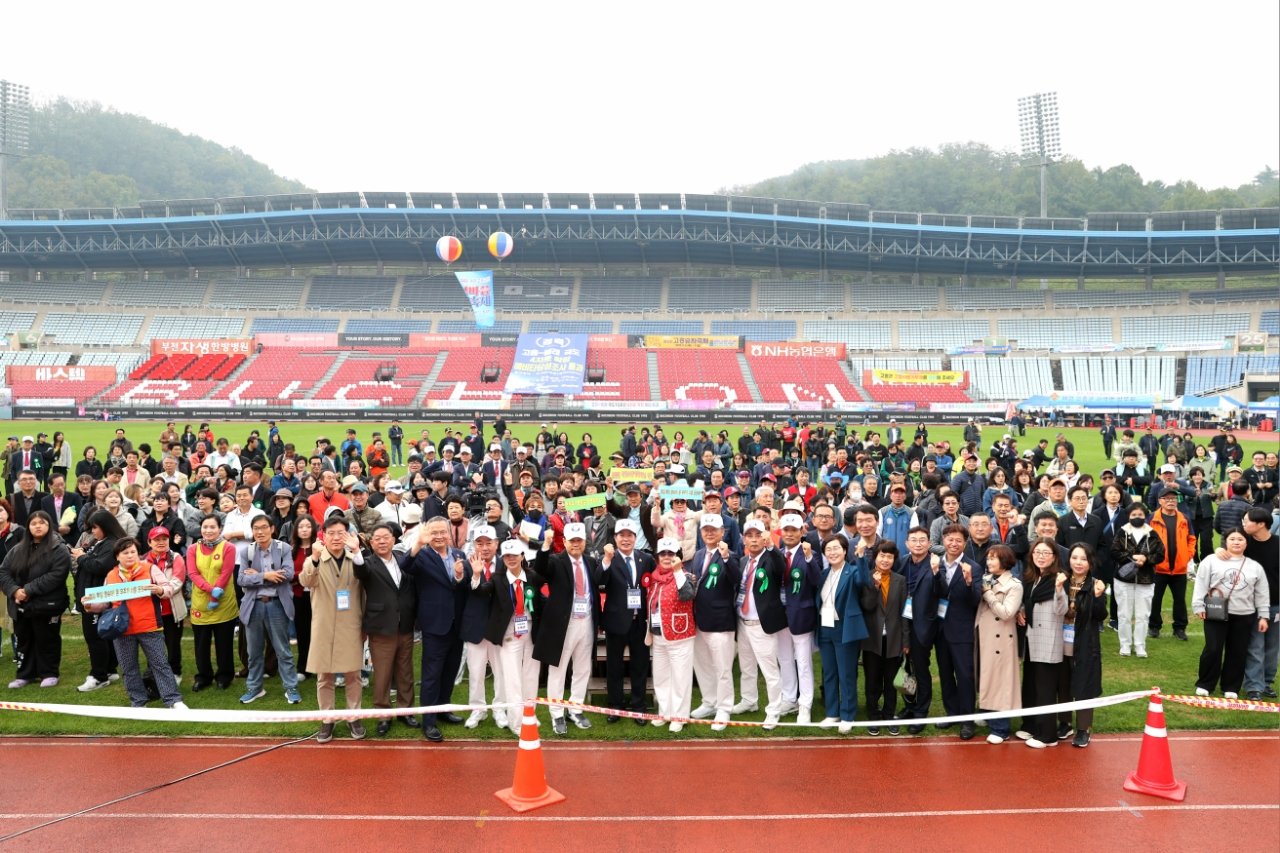 제44회 재경 고흥군향우회 한마음 대축제가 지난 26일 경기 부천시 부천종합운동장에서 열렸다. 이날 행사에는 수도권에서 생활하는 향우회원들과 공동대회장인 공영민 군수를 비롯해 문금주·박홍근 국회의원 등 내외 귀빈, 군민, 향우 가족 5000여명이 함께 참여했다. 사진제공 ㅣ 재경고흥군향우회
