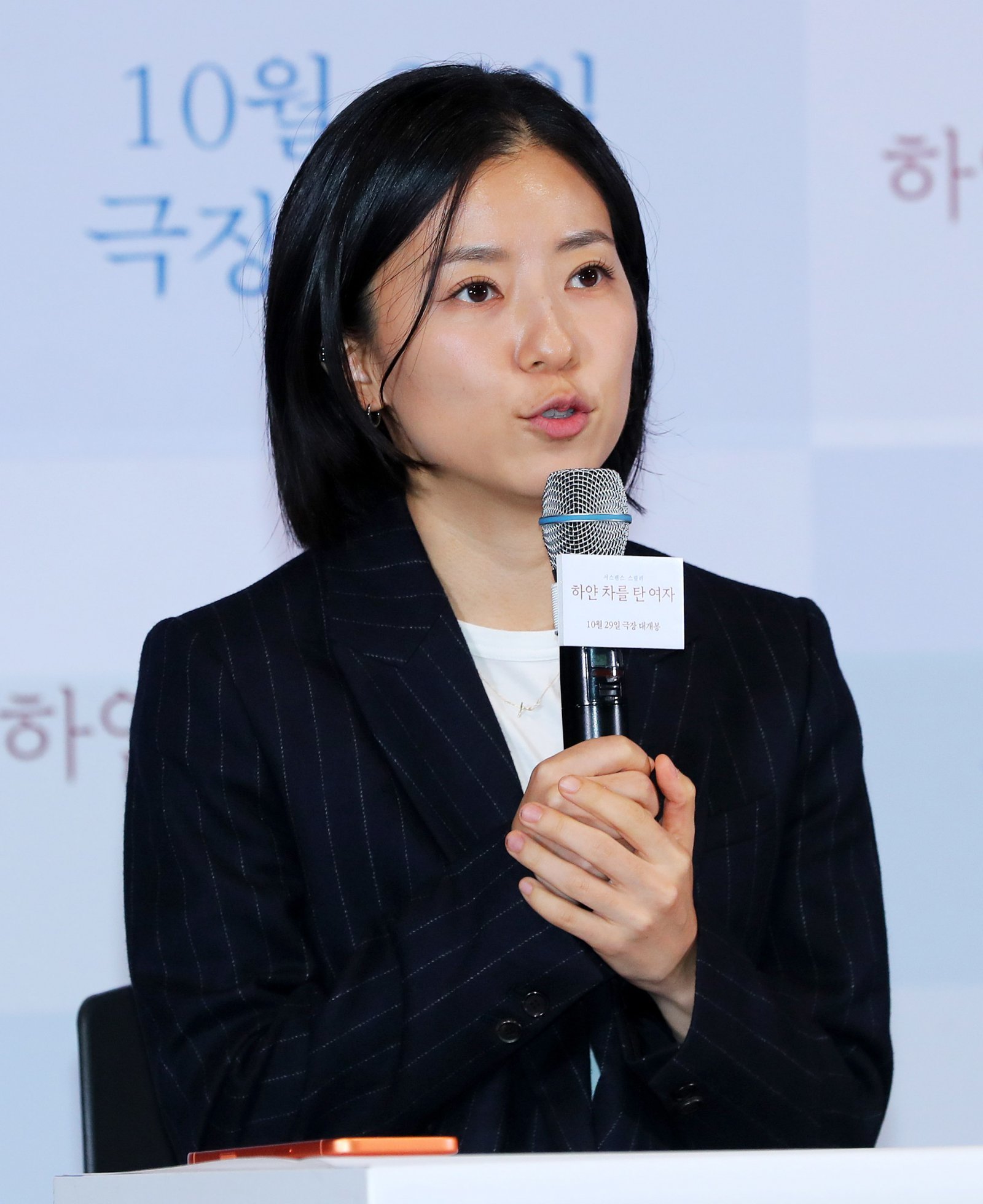 [서울=뉴시스] 김혜진 기자 = 고혜진 감독이 27일 오후 서울 용산구 CGV 용산아이파크몰에서 열린 영화 ‘하얀 차를 탄 여자’ 언론시사회에서 인사말을 하고 있다. 2025.10.27.  jini@newsis.com